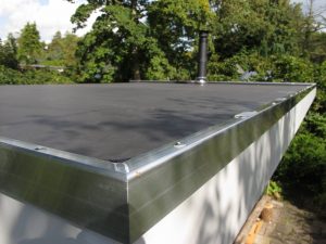 Een nieuwe dakbedekking van epdm, met daaronder isolatieplaten met Dubokeur, op een recreatiewoning.