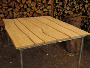 Tafel van gegalvaniseerd ijzer en planken van essenhout. De krommingen volgen de natuurlijke vorm van de boom.